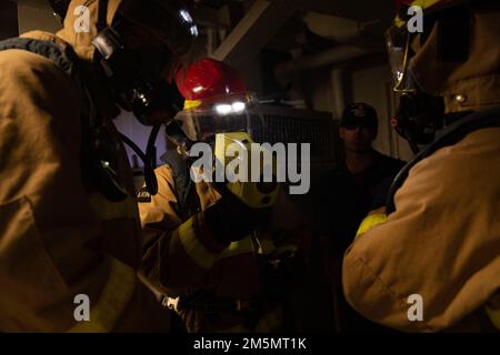 MER DES PHILIPPINES (27 mars 2022) des marins affectés au destroyer guidé de la classe Arleigh-Burke USS Barry (DDG 52) effectuent un forage de quartiers généraux. L'USS Barry est affecté au Destroyer Squadron (DESRON) 15 et est en cours de soutien à un Indo-Pacific libre et ouvert. CTF 71/DESRON 15 est la plus importante force de surface déployée par la Marine et la principale force de surface de la flotte américaine 7th. Banque D'Images