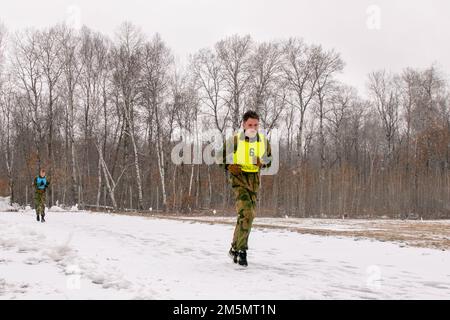 Des jeunes soldats norvégiens, participant à l'échange norvégien au Camp Ripley, ont terminé un 30 mars 2022 de biathlon en 5K. La course fait partie d'une compétition plus vaste connue sous le nom de programme de North Star Stakes et comprend d'autres compétitions telles que BEST Bay, terrain de leadership réaction course, qualification de pistolet M17, qualification de fusil de carabine M4, Et la navigation terrestre, où les trois équipes gagnent des points pour gagner la meilleure équipe de jeunes lors de l'échange norvégien annuel 49th. (Photo de la Garde nationale du Minnesota par le Sgt Mahsima Alkamooneh) Banque D'Images