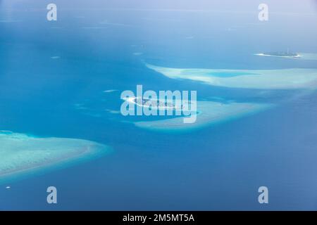 Îles tropicales et atolls aux Maldives depuis la vue aérienne. Destination de voyage célèbre et de vacances de luxe ou de vacances d'été concept. Paysage aérien Banque D'Images