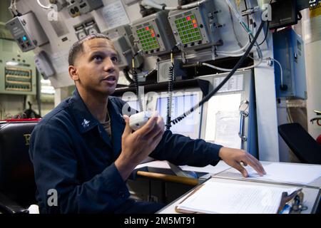 MER DES PHILIPPINES (27 mars 2022) réparateur de machines 1st classe Shawn McDew, de Canton, Ohio, est officier d'ingénierie de la montre à la station de contrôle centrale à bord du destroyer de missile guidé de classe Arleigh Burke USS Dewey (DDG 105) tout en participant à l'entraînement tactique avancé de guerre de surface (SWATT). SWATT offre à la flotte l'occasion de réaliser l'exercice tactique requis pour accroître la létalité et la compétence tactique. Banque D'Images