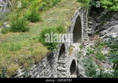 Brücke, alt, Meduna, Tal, Steinbrücke, Ponte Racli, Stein, Bogen, historisch, schmal, Bogen, Brückenbogen, Bogenbrücke, gras, verwachsen, Denkmal, bau Banque D'Images