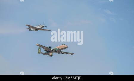 A ÉTATS-UNIS Air Force A-10 Thunderbolt II vole à côté d'un P-51 Mustang au-dessus de la base aérienne de Columbus, Mississippi, 27 mars 2022. Les vols Heritage sont effectués avec des vols américains actuels et anciens Les aéronefs de la Force aérienne qui rendent hommage aux aviateurs, passés et présents, pour leur service et leur dévouement à assurer la sécurité nationale. Banque D'Images