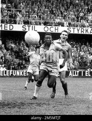 Demi-finale de la coupe du monde de la FIFA 1958 entre le Brésil et la France. Pelé (à gauche) devant le but français à Stockholm, Suède, 24 juin 1958.photo: Olle Wester / Expressen / TT code 44 Banque D'Images