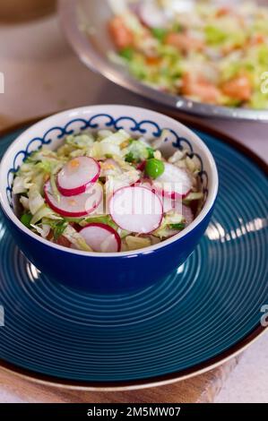 Salade de radis et de chou avec des légumes verts aux pois, à l'aneth et aux graines de sésame. Banque D'Images