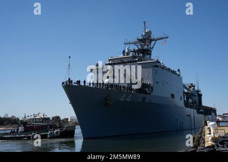 220328-N-KK394-1130 VIRGINIA BEACH, VIRGINIE (28 mars 2022) le navire d'atterrissage de quai de l'île de Whidbey USS Gunston Hall (LSD 44) part de l'embarcadère, 28 mars. Le Gunston Hall, attaché au Kearsarge Amphiobie Readiness Group (ARG), a quitté la base expéditionnaire mixte Little Creek-ft. Pour un déploiement régulièrement planifié. Banque D'Images