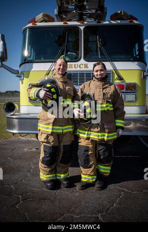 Le sergent-chef Nicole Brannan (à gauche), chef principal du département des services d'urgence, avec l'aérodrome DES de l'Armée de terre de fort Stewart-Hunter et le major Erin Peterson (à droite), officier des opérations, s'empare de l'équipement de pompier pour s'entraîner avec le service d'incendie de l'aérodrome de l'Armée de terre de Hunter. « Ayant une expérience dans la police militaire, la formation polyvalente est essentielle en tant que leaders car elle nous aide à nous familiariser avec ce que nos pompiers font quotidiennement et ce dont ils pourraient avoir besoin pour assurer la réussite de leur mission », a déclaré M. Peterson . Banque D'Images