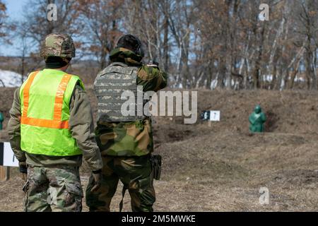 Les soldats norvégiens du Heimevernet, participant à l'échange norvégien au camp Ripley, ont complété la qualification de pistolet de M17, 28 mars 2022. Le partenariat développe des relations professionnelles et interpersonnelles entre alliés internationaux par le biais d'exercices de formation ici et en Norvège. (Photo de la Garde nationale du Minnesota par le Sgt Mahsima Alkamooneh) Banque D'Images