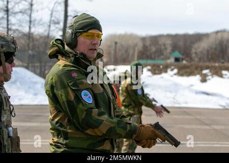 Les soldats norvégiens du Heimevernet, participant à l'échange norvégien au camp Ripley, ont complété la qualification de pistolet de M17, 28 mars 2022. Le partenariat développe des relations professionnelles et interpersonnelles entre alliés internationaux par le biais d'exercices de formation ici et en Norvège. (Photo de la Garde nationale du Minnesota par le Sgt Mahsima Alkamooneh) Banque D'Images