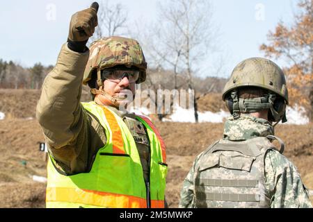 Les soldats norvégiens du Heimevernet, participant à l'échange norvégien au camp Ripley, ont complété la qualification de pistolet de M17, 28 mars 2022. Le partenariat développe des relations professionnelles et interpersonnelles entre alliés internationaux par le biais d'exercices de formation ici et en Norvège. (Photo de la Garde nationale du Minnesota par le Sgt Mahsima Alkamooneh) Banque D'Images