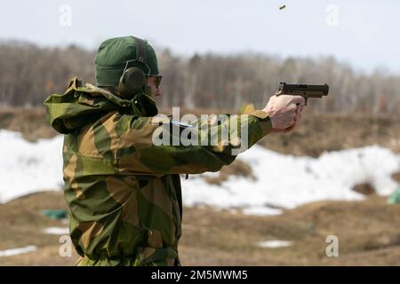 Les soldats norvégiens du Heimevernet, participant à l'échange norvégien au camp Ripley, ont complété la qualification de pistolet de M17, 28 mars 2022. Le partenariat développe des relations professionnelles et interpersonnelles entre alliés internationaux par le biais d'exercices de formation ici et en Norvège. (Photo de la Garde nationale du Minnesota par le Sgt Mahsima Alkamooneh) Banque D'Images