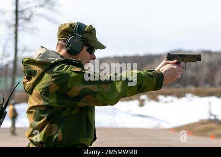 Les soldats norvégiens du Heimevernet, participant à l'échange norvégien au camp Ripley, ont complété la qualification de pistolet de M17, 28 mars 2022. Le partenariat développe des relations professionnelles et interpersonnelles entre alliés internationaux par le biais d'exercices de formation ici et en Norvège. (Photo de la Garde nationale du Minnesota par le Sgt Mahsima Alkamooneh) Banque D'Images