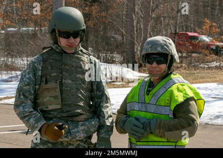 Les soldats norvégiens du Heimevernet, participant à l'échange norvégien au camp Ripley, ont complété la qualification de pistolet de M17, 28 mars 2022. Le partenariat développe des relations professionnelles et interpersonnelles entre alliés internationaux par le biais d'exercices de formation ici et en Norvège. (Photo de la Garde nationale du Minnesota par le Sgt Mahsima Alkamooneh) Banque D'Images