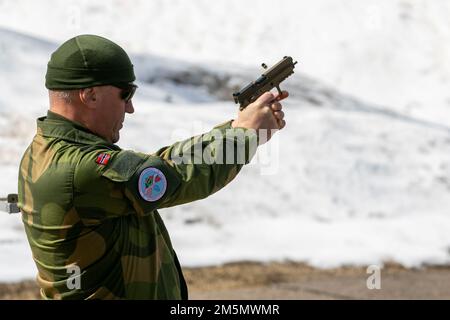 Les soldats norvégiens du Heimevernet, participant à l'échange norvégien au camp Ripley, ont complété la qualification de pistolet de M17, 28 mars 2022. Le partenariat développe des relations professionnelles et interpersonnelles entre alliés internationaux par le biais d'exercices de formation ici et en Norvège. (Photo de la Garde nationale du Minnesota par le Sgt Mahsima Alkamooneh) Banque D'Images