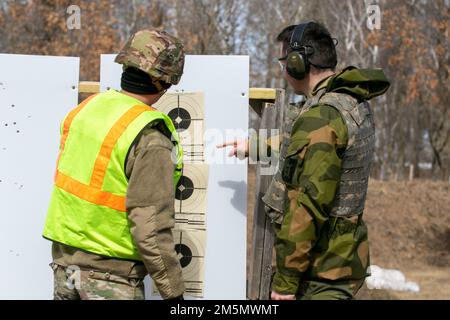 Les soldats norvégiens du Heimevernet, participant à l'échange norvégien au camp Ripley, ont complété la qualification de pistolet de M17, 28 mars 2022. Le partenariat développe des relations professionnelles et interpersonnelles entre alliés internationaux par le biais d'exercices de formation ici et en Norvège. (Photo de la Garde nationale du Minnesota par le Sgt Mahsima Alkamooneh) Banque D'Images