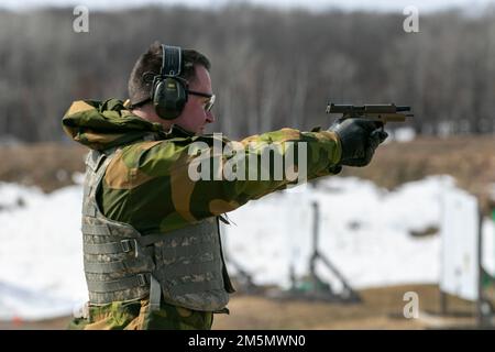 Les soldats norvégiens du Heimevernet, participant à l'échange norvégien au camp Ripley, ont complété la qualification de pistolet de M17, 28 mars 2022. Le partenariat développe des relations professionnelles et interpersonnelles entre alliés internationaux par le biais d'exercices de formation ici et en Norvège. (Photo de la Garde nationale du Minnesota par le Sgt Mahsima Alkamooneh) Banque D'Images