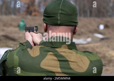 Les soldats norvégiens du Heimevernet, participant à l'échange norvégien au camp Ripley, ont complété la qualification de pistolet de M17, 28 mars 2022. Le partenariat développe des relations professionnelles et interpersonnelles entre alliés internationaux par le biais d'exercices de formation ici et en Norvège. (Photo de la Garde nationale du Minnesota par le Sgt Mahsima Alkamooneh) Banque D'Images