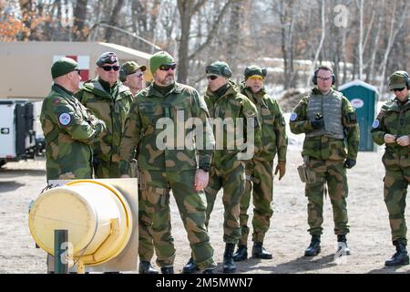 Les soldats norvégiens du Heimevernet, participant à l'échange norvégien au camp Ripley, ont complété la qualification de pistolet de M17, 28 mars 2022. Le partenariat développe des relations professionnelles et interpersonnelles entre alliés internationaux par le biais d'exercices de formation ici et en Norvège. (Photo de la Garde nationale du Minnesota par le Sgt Mahsima Alkamooneh) Banque D'Images