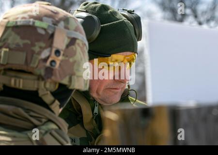 Les soldats norvégiens du Heimevernet, participant à l'échange norvégien au camp Ripley, ont complété la qualification de pistolet de M17, 28 mars 2022. Le partenariat développe des relations professionnelles et interpersonnelles entre alliés internationaux par le biais d'exercices de formation ici et en Norvège. (Photo de la Garde nationale du Minnesota par le Sgt Mahsima Alkamooneh) Banque D'Images