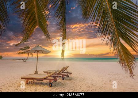 Plage de vacances incroyable. Deux chaises sur la plage de sable. Été romantique concept de vacances pour le tourisme. Paysage insulaire tropical. Rive tranquille Banque D'Images