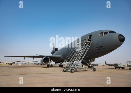 A ÉTATS-UNIS Le poste de prolongement KC-10 de la Force aérienne affecté à l'escadron de ravitaillement en vol expéditionnaire 908th, se trouve sur la ligne de vol de la base aérienne du Prince Sultan, Royaume d'Arabie saoudite, 29 mars 2022. Les 908th EARS, déployés avec la neuvième Force aérienne (Air Force Central), sont responsables de la livraison de carburant aux forces américaines et des pays partenaires, ce qui permet la puissance aérienne, la dissuasion et la stabilité. Banque D'Images