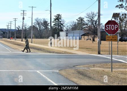 Les soldats de fort McCoy, dans le Wisconsin, utilisent un 28 mars 2022 de passage à côté, à l'installation. Les responsables de la sécurité postés rappellent à tous de faire attention au personnel qui utilise les zones de passage de côté pendant les heures de formation très chargées. Banque D'Images