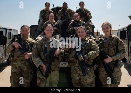 Les aviateurs des forces de sécurité affectés à l'escadron 39th des forces de sécurité se réunissent pour une photo de groupe lors d'un événement d'entraînement de routine à la base aérienne d'Incirlik, Turquie, 28 mars 2022. En reconnaissance du mois de l’histoire des femmes, le SFS 39th a réuni une équipe entièrement féminine d’aviateurs pour participer à l’événement d’entraînement. L'escadron s'entraîne quotidiennement pour s'assurer que les aviateurs sont toujours prêts à protéger tout le personnel et tous les biens relevant de leur responsabilité. Ces aviateurs passent par plusieurs scénarios et une variété d'exercices pour maintenir la vigilance et la flexibilité pour n'importe quelle situation qu'ils pourraient rencontrer. Banque D'Images