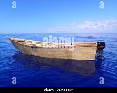 Un navire de fortune de 30 pieds qui prenait part à un voyage illégal après avoir été interdicté par le garde-côte Richard Dixon près de Rincon, Porto Rico 28 mars 2022. Le Cutter de la Garde côtière Richard Dixon a transféré deux Dominicains et 39 Haïtiens du groupe interdicté à un navire de la marine de la République dominicaine 30 mars 2022. Banque D'Images