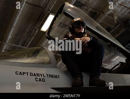 Mécanicien de structures aéronautiques Alan Gonzalez, de Piedras Negras, Mexique, affecté aux 'Tomcatters' de l'escadron de combat Strike 31 (VFA-31), pose pour une photo sur un F/A-18E Super Hornet attaché au VFA-31 dans la baie hangar de l'USS Gerald R. Ford (CVN 78), 28 mars 2022. Ford est en cours dans l’océan Atlantique en menant la certification de plate-forme de vol et la qualification de transporteur aérien dans le cadre de la phase de base sur mesure du navire avant le déploiement opérationnel. Banque D'Images