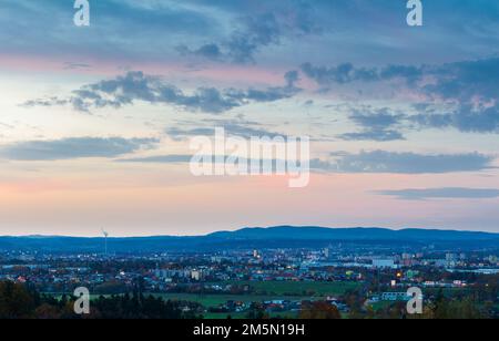 Ville Ceske Budejovice avec lumières à l'heure bleue. Paysage tchèque aérien Banque D'Images