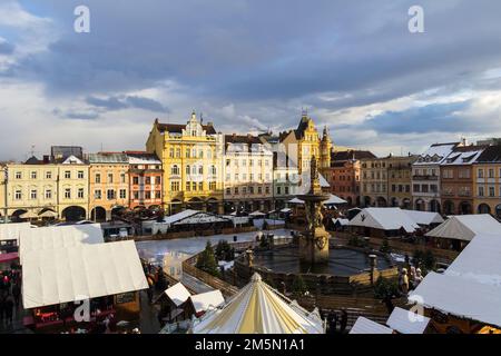 CESKE BUDEJOVICE, RÉPUBLIQUE TCHÈQUE - 20 novembre 2022: Vue aérienne du marché de Noël sur la place Premysl Otakar avec statue de Samson au coucher du soleil Banque D'Images