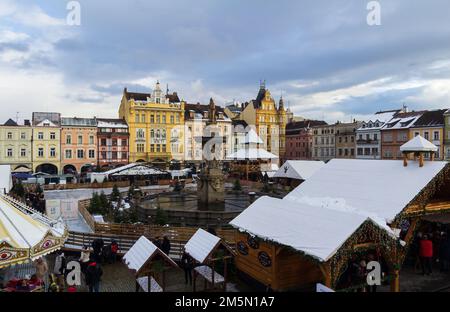 CESKE BUDEJOVICE, RÉPUBLIQUE TCHÈQUE - 20 novembre 2022: Vue aérienne du marché de Noël sur la place Premysl Otakar avec statue de Samson au coucher du soleil Banque D'Images