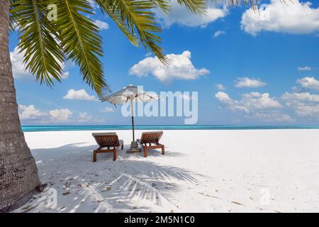 Plage de vacances incroyable. Chaises sur la plage de sable près de la mer. Été romantique concept de vacances pour le tourisme. Paysage insulaire tropical. Rive tranquille Banque D'Images