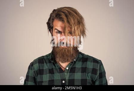 Hommes beauté et santé. Homme charismatique mature. Homme avec barbe et moustache. Confiance et charisme. Homme barbu portant une chemise à carreaux décontractée Banque D'Images