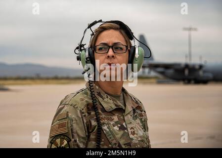 A ÉTATS-UNIS Des aviateurs du 755th Escadron de maintenance d'aéronefs posent pour une photo à la base aérienne de Davis-Monthan, Arizona, 28 mars 2022. Le 755th AMXS fait partie du 55th Electronic combat Group, une unité géographiquement séparée de la base aérienne d'Offutt, Nebraska. Banque D'Images