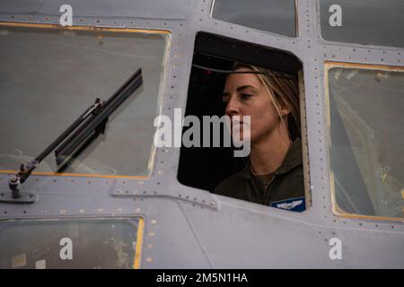 ÉTATS-UNIS Le capitaine de la Force aérienne Ashley Bartmas, 55th Electronic combat Group EC-130H Compass Call Pilot, prépare l'avion pour le décollage à la base aérienne Davis-Monthan, Arizona, 28 mars 2022. L'EC-130H perturbe les communications de commandement et de contrôle de l'ennemi et limite la coordination de l'adversaire, qui est essentielle à la gestion des forces ennemies. Banque D'Images