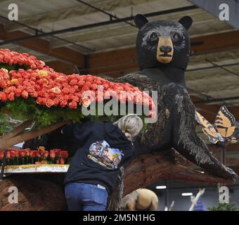 Irwindale, États-Unis. 29th décembre 2022. Les volontaires utilisent des milliers de fleurs et d'autres matériaux végétaux pour préparer des flotteurs pour la parade annuelle du Tournoi des Roses 134th à Irwindale, Californie, jeudi, 29 décembre 2022. La roseraie sera retransmise en direct de Pasadena sur 2 janvier 2023. Photo de Jim Ruymen/UPI crédit: UPI/Alay Live News Banque D'Images