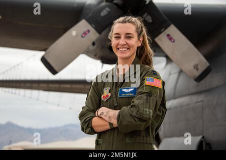 ÉTATS-UNIS Ashley Bartmas, capitaine de la Force aérienne, 55th Electronic combat Group EC-130H Compass Call Pilot, pose une photo à la base aérienne Davis-Monthan, Arizona, 28 mars 2022. En 1943, les pilotes du service Women AirForce ont élargi le rôle des femmes aux États-Unis Militaire, et en 1976, les femmes avaient des chances égales dans l'aviation. Banque D'Images