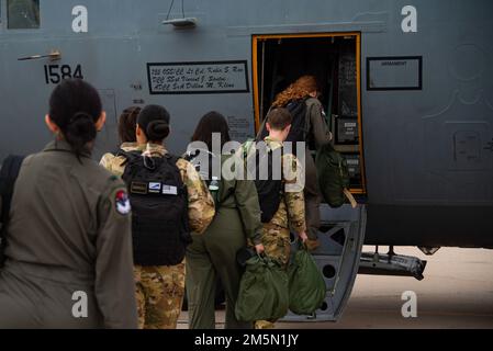 Des aviateurs du groupe de combat électronique 55th sont à bord d'un américain Appel de compas EC-130H de la Force aérienne à la base aérienne de Davis-Monthan, Arizona, 28 mars 2022. Un avion Compass Call transporte 13 membres, dont un navigateur, des linguistes, un pilote et un opérateur d'acquisition. Banque D'Images