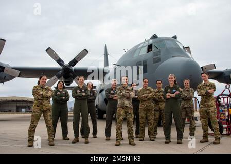 Des aviateurs du groupe de combat électronique 55th posent pour une photo à la base aérienne de Davis-Monthan, Arizona, 28 mars 2022. Tout au long de l’histoire militaire, les femmes se sont battues pour leur pays et leurs réalisations sont célébrées chaque mois de mars durant le mois de l’histoire des femmes. Banque D'Images