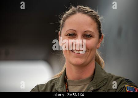 ÉTATS-UNIS Capitaine de la Force aérienne Brittany Monio, 55th Electronic combat Group EC-130H Compass Call Pilot, pose une photo à la base aérienne Davis-Monthan, Arizona, 28 mars 2022. L'ECG 55th a célébré le mois de l'histoire des femmes en organisant un vol toutes-femmes. Banque D'Images