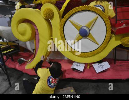 Irwindale, États-Unis. 29th décembre 2022. Les volontaires utilisent des milliers de fleurs et d'autres matériaux végétaux pour préparer des flotteurs pour la parade annuelle du Tournoi des Roses 134th à Irwindale, Californie, jeudi, 29 décembre 2022. La roseraie sera retransmise en direct de Pasadena sur 2 janvier 2023. Photo de Jim Ruymen/UPI crédit: UPI/Alay Live News Banque D'Images