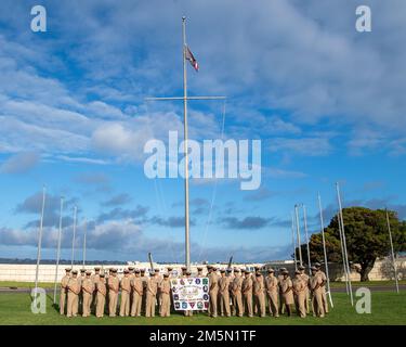 220328-N-EV253-1038 SAN DIEGO (28 mars 2022) – les officiers en chef (OCP) affectés au commandant de l'aile de combat en mer des hélicoptères, Pacifique (COMHSCWINGPAC), et les OCP représentant les escadrons locataires responsables de COMHSCWINGPAC, posent pour une photographie à la suite d'une cérémonie de levée de drapeau commémorant l'anniversaire 129th du rang de l'OCP, Qui est célébrée chaque année sur 1 avril. COMHSCWINGPAC est un homme, un train et un équipement pour les escadrons de HSC pour mener une attaque maritime dirigée et sans pilote, le soutien au combat et les contre-mesures de mines aériennes. Banque D'Images