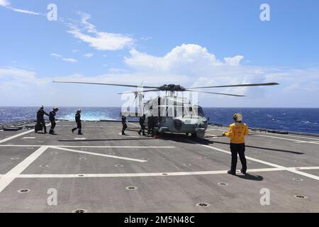 220328-O-NR876-878 PSILLIPPINE SEA (28 mars 2022) – marins de la frégate de classe Floréal FS Vendémiaire (F 734) embarquent à bord d'un hélicoptère pour quitter le navire de combat littoral de l'indépendance USS Charleston (LCS 18). Charleston, qui fait partie du Destroyer Squadron (DESRON) 7, est sur un déploiement rotatif, opérant dans la zone d'exploitation de la flotte américaine 7th pour améliorer l'interopérabilité avec les partenaires et servir de force de réaction prête à l'appui d'une région libre et ouverte Indo-Pacifique. Banque D'Images