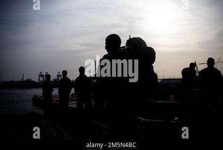 DAKAR, Sénégal (28 mars 2022) États-Unis Les Marines affectés à la Force opérationnelle 61/2, et les Marines sénégalaises, se préparent à mener des exercices amphibies à Dakar Sénégal dans le cadre de l'exercice Obangame Express 2022, 28 mars 2022. La Force opérationnelle 61/2 fournira temporairement un soutien de commandement et de contrôle au commandant des États-Unis Sixième flotte, synchroniser les unités et les capacités de la Marine et du corps des Marines déjà sur le théâtre, afin de soutenir les alliés et les partenaires régionaux et les intérêts de sécurité nationale des États-Unis. Banque D'Images