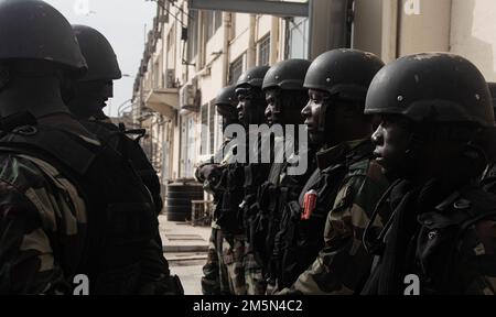 DAKAR, Sénégal (28 mars 2022) les Marines sénégalaises se forment pour un briefing sur la sécurité avant d'aller s'entraîner avec les États-Unis Marines avec la Force opérationnelle 61/2 au cours de l'exercice Obangame Express 2022, 28 mars 2022. La Force opérationnelle 61/2 fournira temporairement un soutien de commandement et de contrôle au commandant des États-Unis Sixième flotte, synchroniser les unités et les capacités de la Marine et du corps des Marines déjà sur le théâtre, afin de soutenir les alliés et les partenaires régionaux et les intérêts de sécurité nationale des États-Unis. Banque D'Images