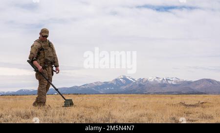 ÉTATS-UNIS Le sergent d'état-major de la Force aérienne, Tyler Kochlany, 27th technicien en communications de l'escadron des opérations spéciales, affecté au Groupe de soutien de mission des opérations spéciales (GSOM) 27th, détachement 1, équipe de soutien de mission (MST) 2, effectue un balayage minier au cours de l'exercice profil complet de mission 22-3 à l'aéroport régional de Sierra Blanca, Nouveau-Mexique, 28 mars 2022. Le concept MST soutient la stratégie Agile combat Employment en fournissant des conditions vivables dans des lieux de contingence exploités par des aviateurs multifonctionnels de divers domaines de carrière dans le SOMSG 27. Banque D'Images