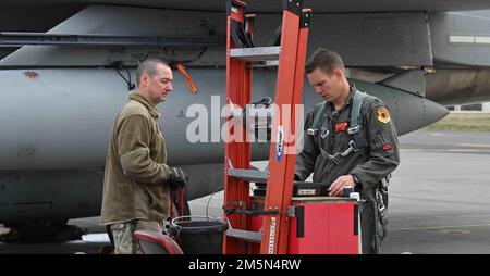 ÉTATS-UNIS Le Sgt Charlie Fleek, le chef d'équipage de l'escadre de chasse 173rd de l'avion F-15C numéro 78511, passe par le rituel de lancement de son avion pour la dernière fois en tant que Lt. Colonel Tyler Cox, pilote instructeur F-15C du 173rd FW, Se prépare à l'envoler lors de son dernier voyage de Kingsley Field à Klamath Fall, en Ontario, au groupe de maintenance et de régénération aérospatiales de 309th, souvent appelé « le Boneyard » à la base aérienne de Davis-Monthan, en Arizona, au 28 mars 2022. Les modèles F-15C atteignent en grande partie la fin de leur durée de vie après plus de 35 ans et seront remplacés au Fighter Wi 173rd Banque D'Images