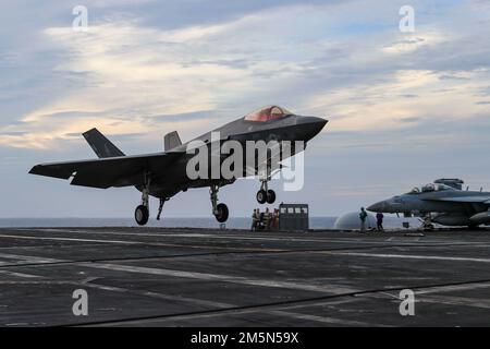 MER DE CHINE DU SUD (29 mars 2022) un F-35C Lightning II, affecté au 'Chevalier noir' de l'escadron d'attaque de chasseurs marins (VMFA) 314, se prépare à faire un atterrissage arrêté sur le pont de vol du porte-avions de la classe Nimitz Abraham USS Lincoln (CVN 72). Abraham Lincoln Strike Group est en cours de déploiement prévu dans la zone d'exploitation de la flotte américaine 7th afin d'améliorer l'interopérabilité par le biais d'alliances et de partenariats tout en servant de force de réaction prête à l'emploi pour soutenir une région libre et ouverte d'Indo-Pacifique. Banque D'Images