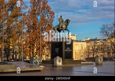 Lublin, Pologne - 25 décembre 2022. Monument au maréchal Jozef Pilsudski sur la place Litevsky dans le vieux quartier historique de la ville Banque D'Images