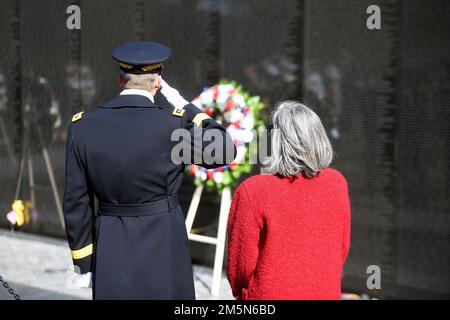 Le général de l'armée Daniel Hokanson, chef, Bureau de la Garde nationale, escorte Cindy Stonebraker lors d'une cérémonie de pose de couronne à l'occasion de la Journée nationale des anciens combattants de la guerre du Vietnam, Mémorial des anciens combattants du Vietnam, Washington, D.C., 29 mars, 2022. Stonebraker est la fille du lieutenant-colonel Kenneth Arnol Stonebraker de la Force aérienne, manquant en action et absent depuis la nuit du 28 octobre 1968, lorsqu'il pilotait un avion de reconnaissance aérienne RF-4C Phantom au-dessus du nord du Vietnam. Banque D'Images